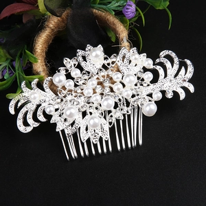 Peigne à cheveux de mariée argenté avec perles blanches et strass au motif de fleur