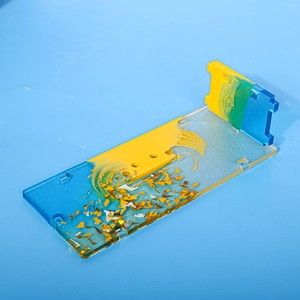 Makroaufnahme einer Halloween-Geist-Harzform mit blau-gelbem Farbverlauf und Goldfolienflocken