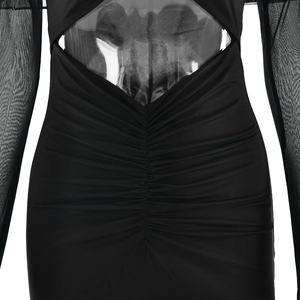 Détail de manches en tulle, design évidé à la poitrine et taille froncée sur robe noire