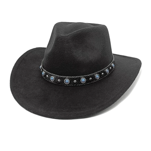 Dettaglio cappello in lana nera con pietre turchesi e borchie argentate decorative