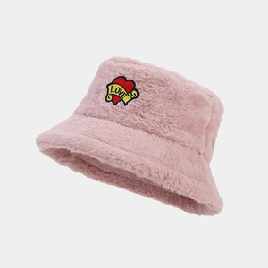 Détail du bob en peluche rose avec broderie cœur rouge et inscription LOVE stylisée
