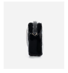 Vue détaillée du sac bandoulière noir brillant avec fermeture éclair et boucle en D métal