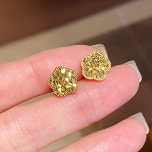 Goldene Ohrstecker mit fünfblättriger Blume Perlenrand und funkelnder Mattierung