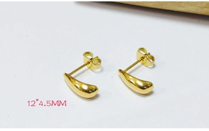 Macro shot of 18K gold teardrop stud earrings with 12x4.5mm size marking details