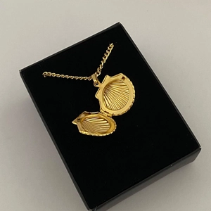 Gouden schelp medaillon ketting met gedraaide schakels in een luxe geschenkverpakking