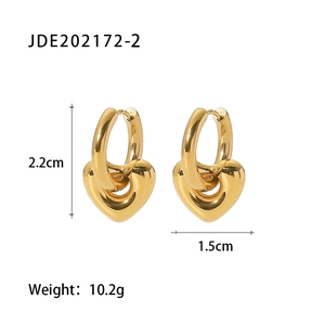 Détail des boucles d'oreilles cœur dorées avec dimensions 2,2cm hauteur et 1,5cm largeur