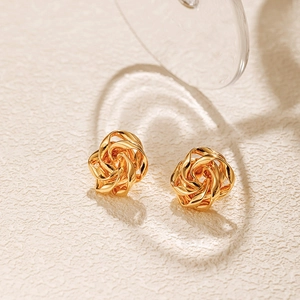 Franse onregelmatige bloem oorknopjes met 18K goudlaag en elegante schaduwen