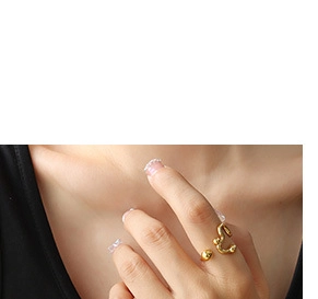 Polierter goldener Herzring mit unregelmäßigem Design an der Hand des Models