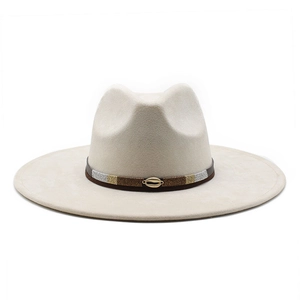 Dettaglio cappello fedora a tesa larga con fascia etnica e conchiglia d'oro