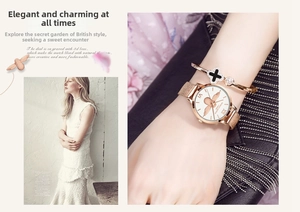 Détail de montre or rose avec cadran abeille 3D et bracelet trèfle assorti
