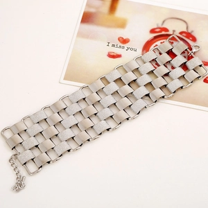 Silbernes breites gewebtes Schachbrett-Metallarmband mit verstellbarem Karabinerverschluss