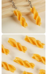 Dettaglio di pendenti realistici a forma di fusilli con anelli in metallo su legno