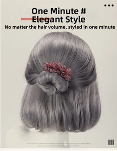 Dettaglio del fermaglio a fiori bordeaux applicato su uno chignon di capelli grigi