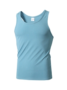 Gros plan sur la texture en coton côtelé bleu clair et l'étiquette du débardeur pour hommes