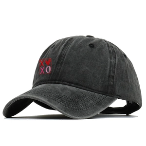 Cappellino da baseball in cotone lavato grigio scuro con ricamo XOXO e cuore rosso