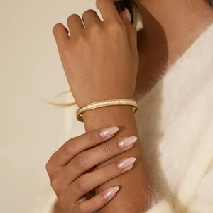 Classico bracciale rigido in acciaio inossidabile placcato oro 18K con cristalli