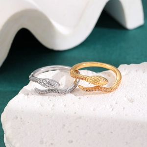 Detailansicht der Schlangenringe mit Kristall-Pavé und Schuppenstruktur in Gold und Silber