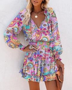 Détail de l'imprimé paisley bohème sur la robe courte à manches longues et col en V