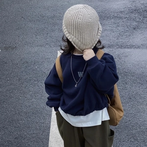 Gorro de punto beige cálido para niños con sudadera azul marino para el estilo de otoño