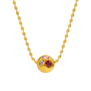Collier en acier doré avec pendentif boule serti de zircons roses, blancs et rouges