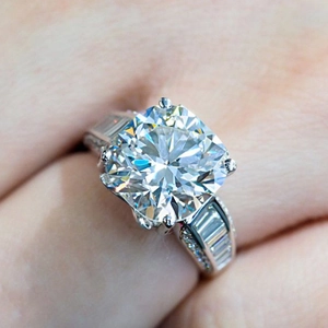 Anello di fidanzamento di lusso con zircone taglio cushion e diamanti pavé in oro bianco
