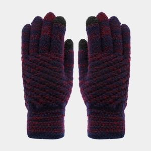 Dettaglio guanti invernali in maglia con dita touch screen e polsini a costine in colori misti
