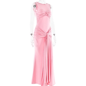 Vue détaillée de la robe longue rose sans manches avec des plis noués et un drapé élégant
