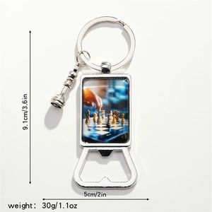 Vue détaillée du porte-clés décapsuleur échecs carré avec dimensions de 9,1 cm et 30 g