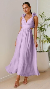 Dettaglio dell'abito color lavanda con scollo a V, fiori 3D e ritagli in vita