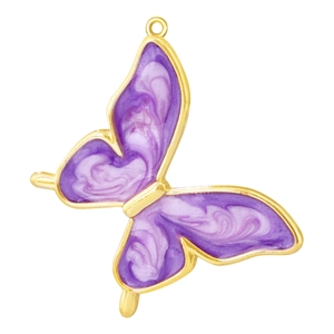 Détail du pendentif papillon avec émail marbré violet et bordures en laiton plaqué or
