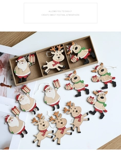 Detailopname van houten kerstornamenten met de Kerstman en een eland in een houten doos