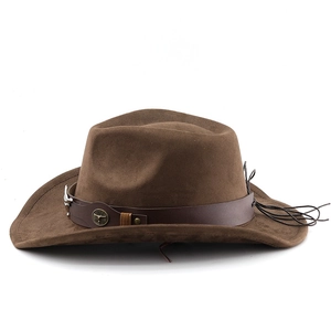 Détail d'un chapeau de cowboy en daim marron avec bandeau en cuir à tête de taureau
