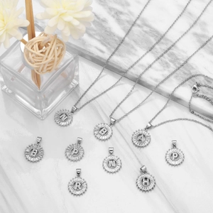 Détail des pendentifs lettres en argent avec zircons taille baguette et pavés