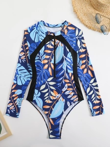 Détail du maillot de surf à manches longues avec imprimé tropical et zip frontal
