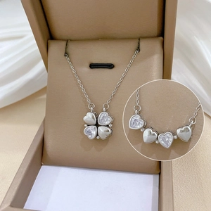 Dettaglio macro della collana a quadrifoglio magnetico con cristalli e finitura argento