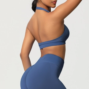 Détail de la coupe dos nu et de la taille haute d'un ensemble de yoga bleu marine