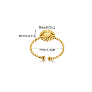 Macro detail of 18K gold plated daisy ring with dimensions 10mm flower and 19mm band size