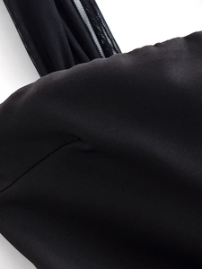 Vista macro della trama del tessuto in fibra sintetica nera e della maglia di un vestito