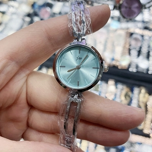 Montre JW pour femme en argent avec cadran bleu clair et bracelet à maillons fins