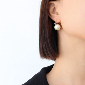 Élégantes boucles d'oreilles en perles plaquées or 18 carats avec une perle ronde blanc crème