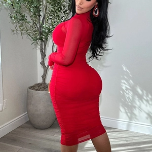 Robe midi en tulle rouge ajustée à manches longues et détails froncés vue de côté