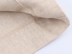 Gros plan sur la texture du lin naturel et les détails de couture interne durables