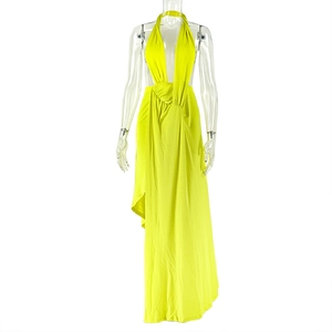 Détail d'une robe longue dos nu jaune vif avec décolleté en V et fente haute