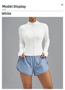 Détail de la veste de sport blanche avec passants pour les pouces et col montant zippé