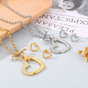 Ensemble collier et boucles d'oreilles avec pendentif cœur et strass en or et argent