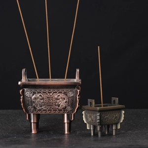 Detalle de quemadores de incienso de bronce antiguo con texturas metálicas finas