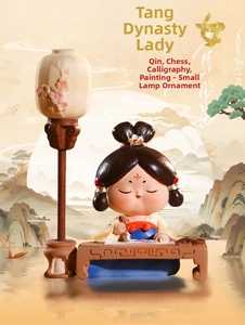 Détail d'une figurine de dame Tang jouant du guqin avec une petite lampe florale