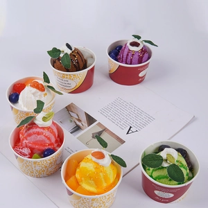 Set di 6 cupcake artificiali realistici in tazze di carta colorate su sfondo bianco