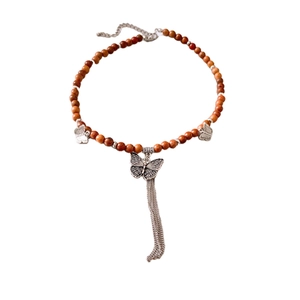 Collier en perles de bois de santal vintage avec papillons argentés et longs glands
