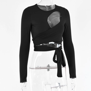 Detailansicht des schwarzen bauchfreien Tops mit Cut-Outs und Wickeldetail an der Taille